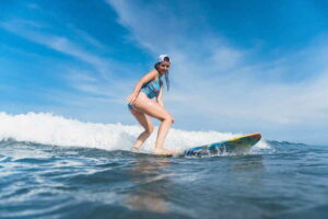 Sportliche Strandmode - Surfer Badeanzug (de.depositphotos.com)